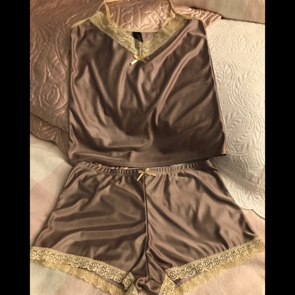 𝑀𝐼𝐷𝑁𝐼𝐺𝐻𝑇 ᑕOᑕO ♡︎ 𝐿𝑂𝑈𝑁𝐺𝐸𝑅𝐼𝐸 𝑆𝐸𝑇